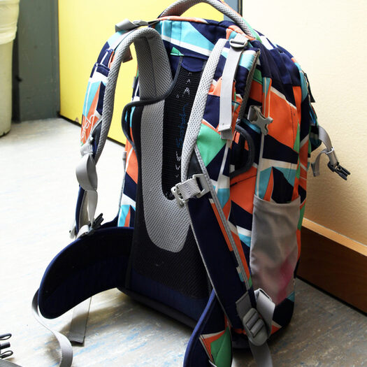 Rucksack steht auf dem Boden