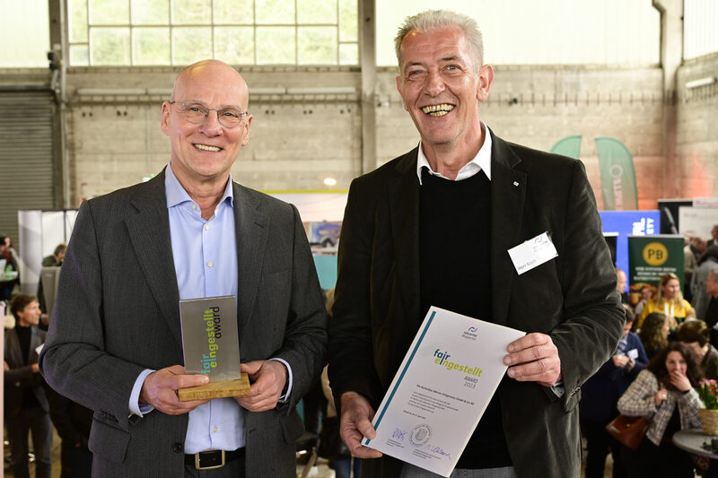 Herr Drögemeier und Herr Koch mit dem Fair-eingestellt-Award